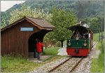 Festival Suisse de la vapeur 2016: Die kleine Tramway Lok erreicht ziemlich arg schnaubend Cornaux, wo ein kurzer (Dienst) Halt eingelegt wird.