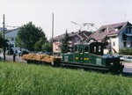 BC: Nebst den vielen Nostalgiezügen, die während den Wochenenden auf der Museumsstrecke verkehren, trifft man im Sommer an Wochentagen mit etwas Fotografenglück auf  HEUZÜGE , so im Sommer 1999 mit der Ge 4/4 75, ehemals +GF+, bei Blonay.
Foto: Walter Ruetsch 