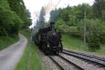 Am 26.05.2025 verlässt die Zahnraddampflok 1068 der Dampfbahn Brünig mit ihrem Nostalgiezug den Tunnel bei Chräbel.
