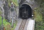 Am 26.05.2025 verlässt die Zahnraddampflok 1068 der Dampfbahn Brünig den Tunnel im Wetterloch. 