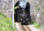 Am 26.05.2024 verlässt die Tallok 208 der ehemaligen Brünigbahn mit dem Nostalgiezug der Brünidampfbahn kurzen Tunnel am Grütgraben.