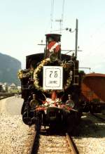 HG 3/3 1067 mit Blumenschmuck und 75 Jahr Plakat im SBB - Depot/Werksttteareal von Meiringen von im Okt.1985