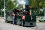 Das Personal der Berner Dampftram wartet in der Wendeschleife am Guisanplatz darauf, dass ein vor ihnen stehender Combino der Linier 9 die Strecke freigibt, 25.08.2012