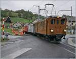 50 Jahre Blonay Chamby - MEGA BERNINA FESTIVAL: Die Blonay-Chamby Bernina Bahn Ge 4/4 81 erreicht mit Extrazug von Montreux nach Gstaad den TPF Bahnhof Montbovon.