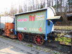 BMK - Reste vom Bahnmuseum Kerzers/Kallnach - Hier ein Akku Fahrzeug mit Werbung Abgestell in Kallnach am 13.01.2018