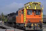 DBB, Dampfbahn Bern: Tem 225 056-1 (ex BLS) + Ed 4/5 8 (SLM, No. 2427, Winterthur 1914, ex EB) + Ed 3/4 3 (SLM, No. 1332, Winterthur 1901, ex GTB), Lyss, 15. Oktober 2026. Der Tem 2/2 56 verf�gt �ber eine Werkzeugkabine und eine hebbare Arbeitsb�hne f�r den Fahrleitungsunterhalt. Die BLS beschafften 1967 zwei solche Traktoren.
