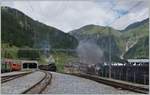 100 Jahre Brig - Gletsch und gleich drei HG 3/4 in Oberwald: aus dem Furkatunnel dampft die BFD HG 3/4 N° 3 der Blonay-Chamby Bahn, von Gletsch her erreicht die FO HG 3/4 N° 4 Oberwald und