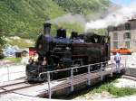 Die Dampflok auf der Drehscheibe in Gletsch, bevor Sie mit Muskelkraft um 180 Grad gedreht wird. Nach dem Ankuppeln der Personenwagen wird der Weg zurck nach Realp in Angriff genommen. 01.08.07 12 Uhr 43