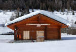 Das schmucke Stationsgebäude im DFB-Bahnhof Oberwald ist vom tiefen Schnee umgeben. Oberwald, 13.02.2026