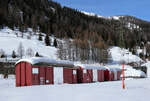 Güter- und Materialwagen inmitten einer dicken Schneedecke im DFB-Bahnhof Oberwald. Oberwald, 13.02.2026