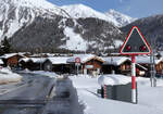 Bahnübergang Furkastrasse in Oberwald: der Schlagbaum ist abmontiert, das Gleis (unten links) liegt unter einer dicken Schneedecke. Oberwald, 13.02.2026