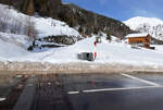 Bahnübergang Furkastrasse in Oberwald: Momentan ist der Aufenthalt im Gleisbereich völlig ungefährlich;-) Die Schlagbäume sind abmontiert und die versenkbare Zahnstange in der Gleismitte ist zugedeckt. Der Trampelpfad im Hintergrund verläuft ziemlich genau auf dem Streckengleis hinauf nach Gletsch. Oberwald, 13.02.2026