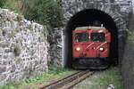 Es gibt nur wenige grosse Zahnradloks mit Dieselantrieb. Die Dampfbahn Furkabergstrecke führt jeweils einige Züge für Wanderer und Radfahrer von Realp nach Oberwald.

Hier erscheint am 06.09.2024 die Lok im oberen Portal des Kreiskehrtunnels bei Gletsch.