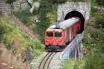 Es gibt nur wenige grosse Zahnradloks mit Dieselantrieb. Die Dampfbahn Furkabergstrecke führt jeweils einige Züge für Wanderer und Radfahrer von Realp nach Oberwald. Hier verlässt am 06.09.2024 die Lok das untere Portal des Kreiskehrtunnels bei Gletsch und fährt Richtung Oberwald.