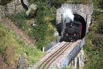 Am 06.09.2024 erscheint die Lok der Dampfbahnfurkabergstrecke im unteren Tunnelportal des Kreiskehrtunnels bei Gletsch.
