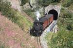 Am 06.09.2024 verlässt ein Zug der Dampfbahnfurkabergstrecke den Kreiskehrtunnel bei Gletsch und befährt die kleine Brücke über die Rohne.
 