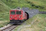 Die Dampfbahnfurkabergstrecke führt auch Züge mit einer grossen Dieselzahnradlok.
Der Zug verlässt am 06.09.2024 den Furkascheiteltunnel bei Muttbach und fährt Richung Gletsch und Oberwald.
