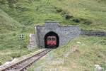 Die Dampfbahnfurkabergstrecke führt auch Züge mit einer grossen Dieselzahnradlok.
Die Lok erscheint am 06.09.2024 im Westportal des Furkascheiteltunnels bei Muttbach und fährt Richung Gletsch und Oberwald.