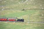 Zum Jubil�um 100 Jahre FO fuhr morgens ein Extrazug von Real nach Andermatt um die G�ste abzuholen. Hier zwischen Realp und Hospental am 04.07.2026 im alpinen Landwirtschaftsgebiet.