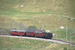 Zum Jubil�um 100 Jahre FO fuhr morgens ein Extrazug von Realp nach Andermatt um die G�ste abzuholen. Hier zwischen Realp und Hospental am 04.07.2026 im alpinen Landwirtschaftsgebiet. Weil es in Andermatt keine Drehscheibe gibt, f�hrt die Lok r�ckw�rts. Die r�ckseitige Front der Maschine ist gut zu sehen.