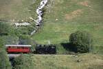 Zum Jubil�um 100 Jahre FO fuhr morgens ein Extrazug von Real nach Andermatt um die G�ste abzuholen. Hier die Zugspitze zwischen Realp und Hospental am 04.07.2026 im alpinen Landwirtschaftsgebiet.