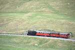 Zum Jubil�um 100 Jahre FO fuhr morgens ein Extrazug von Andermatt her um die G�ste abzuholen. Hier f�hrt der Zug am 04.07.2026 zwischen Realp und Hospental durch das alpine Grasland.