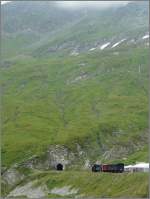 Ein kleiner Zug in einer grandiosen Landschaft! An der Haltestelle Furka wartet der Dampfzug der Furka Bergstrecke auf die Weiterfahrt nach Gletsch am 01.08.08.