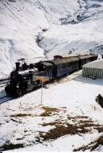 Dampfzug der DFB gezogen von der Lok HG 3/4 FO 4 (Meterspur-Adhsions-Zahnradbahn) in der Station Furka 2163m, im Oktober 2008.
