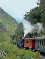 Durch die wunderschne Gebirgswelt rundum den Furkapass, dampft der Zug der DFB seinem Endziel Realp entgegen.