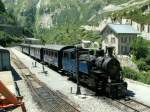 Der DFB Dampfzug ist fr die Rckfahrt nach Realp gerstet.Rechts das Stationsgebude von Gletsch.14.07.05