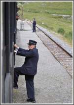 Stolz tragen die Kondukteure ihre historischen SBB Uniformen, Abfahrt in Tiefenbach.