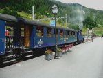 DFB-Dampfzug mit Dampflok Nr. 1 wartet an dem schn angelegten Bahnsteig in Oberwald auf Fahrgste. Die Fahrt beginnt am 5.8.2011 noch bei ein wenig Sonnenschein in Oberwald/Oberwallis und endet rund 3 Stunden spter unter Nieselregen in Realp/Uri. 