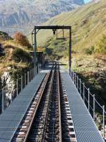 Auf der Steffenbachbrcke, 2.10.11. Diese Brcke wird im Oktober mittels hydraulischer Seilwinden in Winterstellung zurckgezogen, und im Juni wieder in Betriebsstellung gebracht.