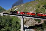 Der DFB-Jubilumszug mit Lok 4 hat die Station Realp vor 8 Minuten verlassen und schnaubt bergwrts ber die erste Brcke. Aufnahme vom 01. August 2013, 10:43