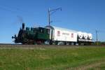 Die Feldschlsschen-Dampflok E 2/2  Chnurrli  zieht am 14.09.2012 den Anker Bierwagen sowie einen SCC Tragwagen der Draisinen Sammlung Fricktal (DSF). Das Foto entstand bei Felsenau. Die Fahrt fand anlsslich eines Oktoberfestes im Lokdepot Koblenz statt.