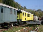 Diverse abgestellte Wagen des DVZO am 14. Oktober 2007 beim Depot in Bauma. Dieser Standort war anlässlich des Fahrzeugtreffens geöffnet und gegen die Gleise mit Absperrband gesichert.