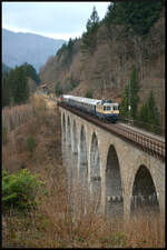 Nachschuss auf die schweizerische Elektrolokomotive IRSI 421 387 mit dem Sonderzug DZ 13401 Seebrugg - Zürich am 28.02.2026 auf dem Ravennaviadukt im Höllental (Schwarzwald).