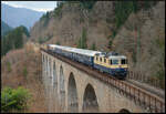 Nachschuss auf die schweizerische Elektrolokomotive IRSI 421 387 mit dem Sonderzug DZ 13401 Seebrugg - Zürich am 28.02.2026 auf dem Ravennaviadukt im Höllental (Schwarzwald).