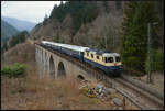 Nachschuss auf die schweizerische Elektrolokomotive IRSI 421 387 mit dem Sonderzug DZ 13401 Seebrugg - Zürich am 28.02.2026 auf dem Ravennaviadukt im Höllental (Schwarzwald).