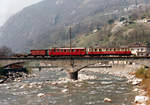 Bellinzona-Mesocco-Bahn.
Streckenabschnitt der Rhätischen Bahn im Kanton Tessin.
Von den Original-Triebwagen BCe 4/4 Nrn. 1-5 mit Baujahr 1907 bis 1909 hat nur der ABDe 4/4 454 bis zur endgültigen Einstellung des verbliebenen Güterbetriebes Castione-Arbedo - Cama im Jahre 2015 überlebt.
Infolge sehr schlechtem Zustand und mangelnden Finanzen musste er leider abgebrochen werden.
Die sechs Aufnahmen dieser Serie stammen zum grössten Teil aus den 80er-Jahren. 
Dank den sehr guten Beziehungen von einem bereits verstorbenen Kollegen zum Bahnpersonal erhielten wir am Karfreitag vom 17. April 1987 einige nicht planmässige  SUPLEMENTS .
Während wenigen Jahren fuhren auf diesem kurzen Streckenabschnitt Museumszüge der FERROVIA MESOLCINESE TURISTICA. Infolge Strassenausbau ist auch das bereits Geschichte.
Foto: Walter Ruetsch  