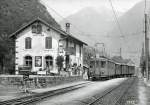 Die Ansichtskarte zeigt einen RhB Zug nach Bellinzona im Mai 1972,in San Vittore.Im gleichen Jahr wurde der Personenverkehr eingestellt.2003 wurde von der RhB auch der Güterverkehr eingestellt.Sammlung P.Walter