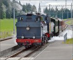 Doppeltraktionsfahrt von La Traction mit den portugiesischen Dampfloks G 2/3 + 3/3 E 206 und G 2x2/2 E 164 im August 2016. Ankunft in Pré-Petitjean.