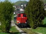 Sursee - Triengen Bahn - Diesellok Em 2/2 1 mit Salonwagen SRi 43 und Salonwagen SRi 44 unterwegs auf einer Extrafahrt fr`s Bahnforum Schweiz bei Triengen am 17.04.2011    