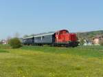 Sursee - Triengen Bahn - Diesellok Em 2/2 1 mit Salonwagen SRi 43 und Salonwagen SRi 44 unterwegs auf einer Extrafahrt fr`s Bahnforum Schweiz bei Geuensee am 17.04.2011    