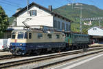 Die Rheingold Re 421 387-7 mit der SWISSTRAIN Ae 4/7 10987 kurz vor der Abfahrt nach Payerne am 4.