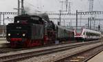 BR 01 202 des Vereins Pazific unterwegs im Spätherbst. Der Dampfzug kommt im Bild als Dienstzug aus Lyss auf Gleis 7 im Bahnhof Biel / Bienne an. Auch hier, eine Woche später nach der tollen Dampffahrt am Gotthard, verbesserte sich das Wetter nicht. Sonntag, 29. Oktober 2017