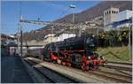 Von Bellinzona zugeführt steht der lange Dampfzug des  Eisenbahn Nostalgiefahrten Bebra e.V.  nach Nürnberg/Frankfurt in Locarno zur baldigen Abfahrt bereit.