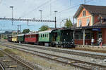 Dampftage 2018 von Lyss
Stündliche Pendlerfahrten nach Aarberg mit dem EBT Te 2/2 155 und der Ed 3/4 51 vom Verein Dampfbahn Bern DBB.
Der auf Passagiere wartende Extrazug vor dem passenden Bahnhofsgebäude Aarberg am 11. August 2018.
Foto: Walter Ruetsch
