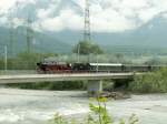 Lok 01 202(Henschel 1936)befindet sich mit einem Sonderzug der Ulmer Eisenbahnfreunde UEF,nach einem Pfingstwochenende in Graubnden,auf der Heimfahrt.Hier auf der Rheinbrcke bei Bad Ragaz.05.06.06