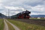 Die Pacific 01 202 befindet sich am 05.03.2015 mit zwei Wagen des Swiss Classic Trains bei Dottikon-Dintikon. 